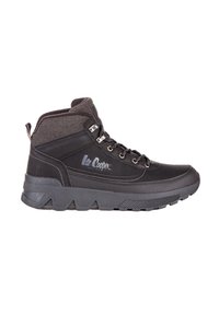 Scarpe da escursionismo nere con una tomaia in pelle e tessuto texturizzati, design con lacci, colletto imbottito e suola in gomma resistente e robusta.