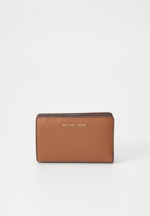 Portafoglio in pelle marrone con texture, dotato di un logo dorato Michael Kors sul fronte. Forma rettangolare compatta, bordi cuciti e design minimal.