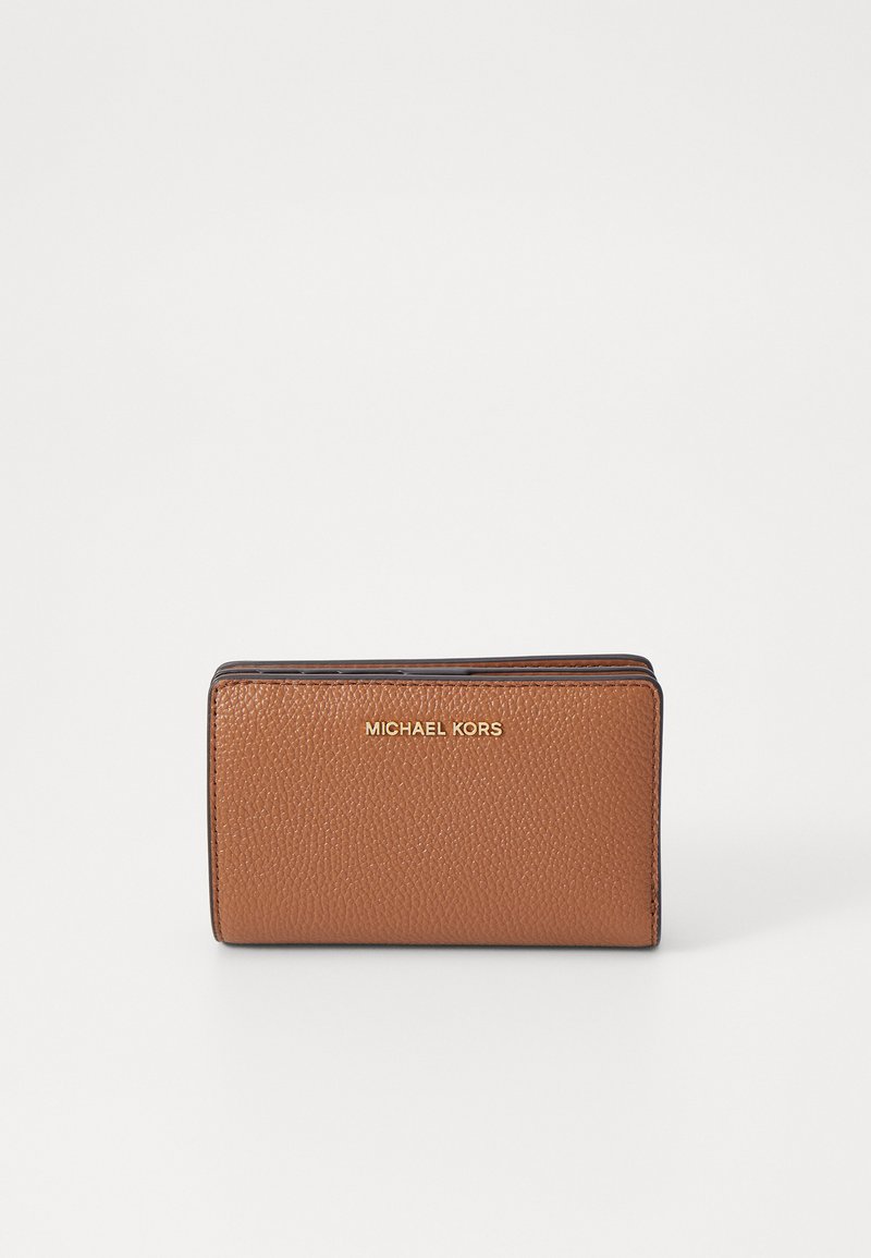 Ruskea teksturoitu nahkalompakko, jonka etupuolella on kultainen Michael Kors -logo. Kompakti suorakulmainen muoto, ommellut reunat ja minimalistinen muotoilu.