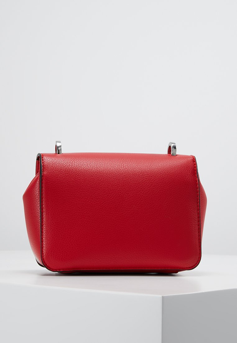 s.Oliver CITY BAG Skulderveske fresh tomato Zalando.no s.Oliver CITY BAG Skulderveske light grey Zalando.no