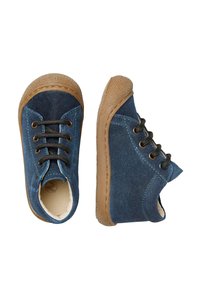 Modré semišové boty se hnědými gumovými podrážkami, kulatou špičkou a černými tkaničkami. Obsahují zelené prošívání a měkkou vnitřní podšívku.