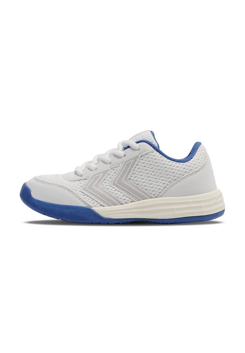 Scarpe da ginnastica bianche con accenti blu, pannelli in rete per la traspirabilità e suola in gomma texture. Presentano tre strisce diagonali sui lati.