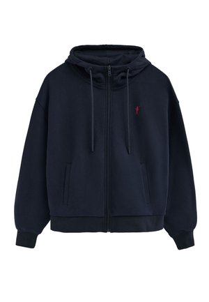 Navyblauer Kapuzenpullover mit Reißverschluss und Kordelzug, zwei Fronttaschen, gerippten Bündchen und Saum sowie kleinem roten gesticktem Logo auf der linken Brust.