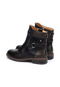 Bottines en cuir noires et marron foncé, avec des lacets, un bout rond et une fermeture éclair sur le côté. Extérieur texturé avec un petit accent métallique.