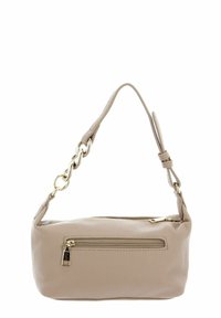 Sac bandoulière en cuir beige avec une finition texturée, une sangle courte réglable et un accent de chaîne dorée. Poche avant zippée.
