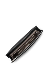 Pochette en cuir noir à la texture lisse, avec une fermeture éclair en argent et un intérieur en tissu léger comportant plusieurs compartiments.