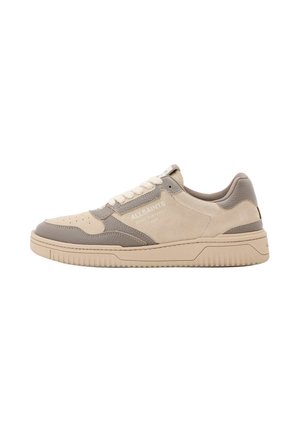 Low-Top beige und taupefarbener Sneaker mit weißen Schnürsenkeln, strukturierter Sohle und "ALLSAINTS" Branding an der Seite.