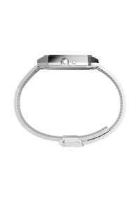 Montre en acier inoxydable argenté avec un boîtier octogonal et un bracelet en maille texturée. Dispose d'un design minimaliste pour la couronne et le fermoir.