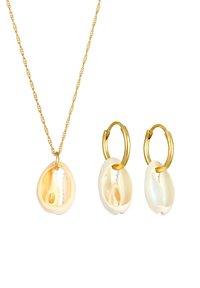 Guld kædedesign med et muslingependant; matchende guld ringørestikker med muslingedetaljer. Glat overflade med skinnende finish.