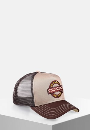 Casquette trucker beige et marron en mesh avec une visière incurvée et un patch montrant des tranches de bacon et le texte "In Bacon We Trust" sur le panneau avant.