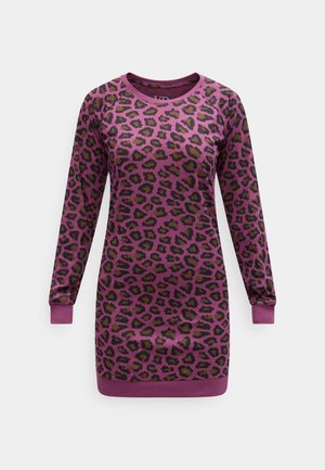 Vestido roxo de mangas compridas com padrão de estampa de leopardo em preto e castanho, apresentando decote redondo e punhos ajustados.