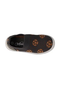 Czarne buty wsuwane z elastyczną taśmą, teksturowany materiał dzianinowy i pomarańczowe okrągłe wzory. Biała podeszwa z szarymi akcentami.