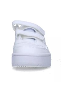 Sneaker bianco con tomaia in pelle liscia, tre fasce in velcro, una suola in gomma bianca spessa e senza motivi o accenti visibili.