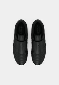 Μαύρα δερμάτινα παπούτσια χωρίς κορδόνια με ριγέ σχέδιο και επενδεδυμένα άκρα. Διαθέτει λογότυπο στο μπροστινό μέρος και λεία υφή.