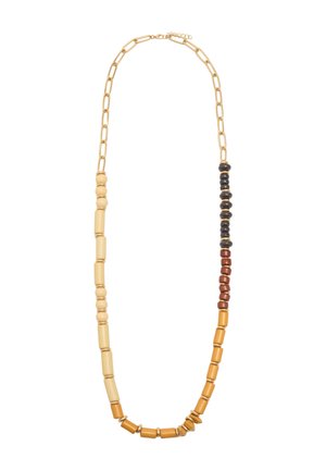 Długi naszyjnik z pozłacanymi ogniwami łańcucha oraz różnorodnymi drewnianymi koralikami w kolorach beżowym, brązowym, czarnym i brązowawym, ułożonymi asymetrycznie.