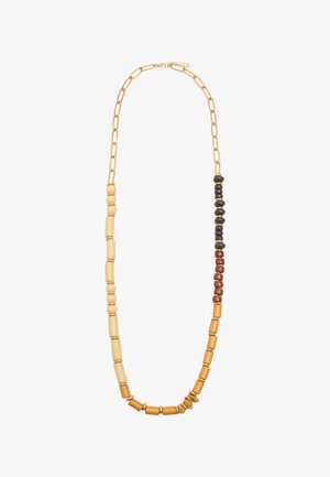 Długi naszyjnik z pozłacanymi ogniwami łańcucha oraz różnorodnymi drewnianymi koralikami w kolorach beżowym, brązowym, czarnym i brązowawym, ułożonymi asymetrycznie.