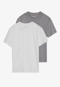Duas t-shirts: uma branca e uma cinza claro, ambas feitas de algodão macio, com decotes redondos e mangas curtas, apresentando o rótulo da marca por dentro.