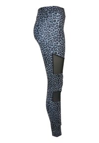 Lett for produsert av elastisk stoff med grå og svart leopardmønster, med nettingutskjæringer på sidene for ekstra detaljer.