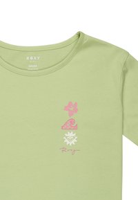 Jasnozielona koszulka z organicznej bawełny z okrągłym dekoltem i krótkimi rękawami, ozdobiona różowymi elementami graficznymi, w tym wzorem kwiatu, fali i serca.