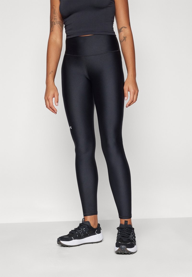 Leggings neri a vita alta realizzati in un materiale morbido ed elastico, con un design aderente e un piccolo logo sulla coscia sinistra.