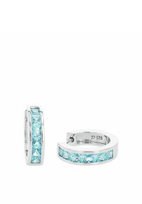 Pendientes de aro de plata con gemas azul claro de corte cuadrado engastadas en un canal a lo largo de la parte frontal.