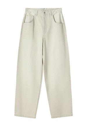 Beige high-waist recht gesneden jeans met een voorste knoop, rits, twee voorzakken en riemlussen, plat neergelegd op een witte achtergrond.