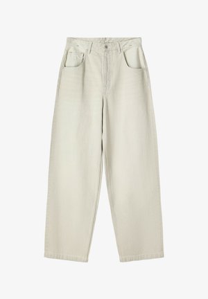 Beige hochtaillierte gerade Jeans mit vorderem Knopf, Reißverschluss, zwei Vordertaschen und Gürtelschlaufen, flach auf einem weißen Hintergrund ausgelegt.
