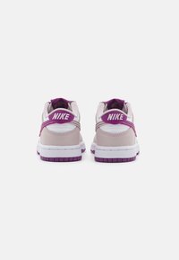 Nike Sportswear DUNK LOW UNISEX - Tenisice - white/viotech/platinum violet