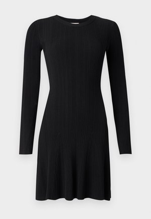 Svart ribbestrikket kjole med lange ermer, rund halsutringning og utsvingt kant. Glatt tekstur med vertikale striper og tettsittende silhuett.
