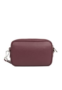 Borsa a tracolla in pelle di un intenso bordeaux, con superficie testurizzata, forma rettangolare, ferramenta argentata e tracolla rimovibile.