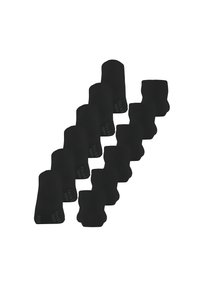 Kymmenen paria mustia nilkkasukksia aseteltu kahteen vinorivistöön valkoista taustaa vasten.