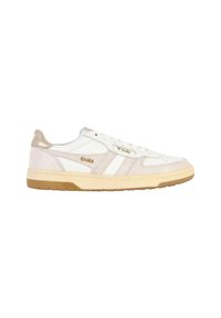 Weiße Sneakers mit einem strukturierten Lederoberteil, Wildlederakzenten und einer Gummisohle. Sie verfügen über eine goldene Markenkennzeichnung und ein Schnürdesign.