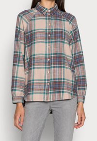 Camicia a scacchi con colletto, in sfumature di beige, verde e blu. Maniche lunghe con polsini a bottoni, tessuto leggero.
