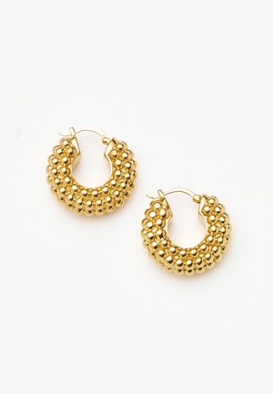 Para złotych kolczyków-kołczyków z teksturowanymi klastrami okrągłych koralików i zapięciem na zawiasie na białym tle.