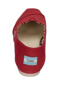 Κόκκινο καμβά παπούτσι slip-on με σχέδιο διπλωμένης πάνω πλευράς, διάτρητη σόλα και ελαφριά καφέ ελαστική σόλα. Διαθέτει μπλε ετικέτα TOMS.