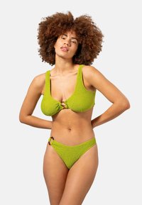 Grön texturerad bikini med scoop-halsringning, breda axelremmar och dekorativ ringdetalj på toppen och sidan av trosorna.