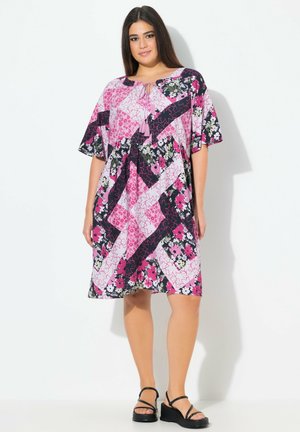 Blumenmusterkleid in Rosa, Schwarz und Weiß. Lockere Passform, kurze Ärmel, runder Ausschnitt mit Bindegürtel und knielange Länge.