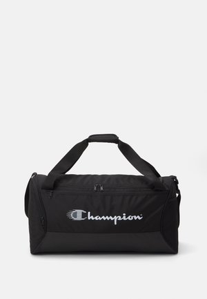 Borsa a duffel nera realizzata in tessuto resistente, con una scomparto principale con zip, maniglie per il trasporto e un logo Champion ben visibile.