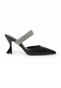 Zwarte gepatineerde leren slingback schoen met een spitse neus, een gestructureerde band versierd met rhinestones en een uniek uitlopende hakontwerp.