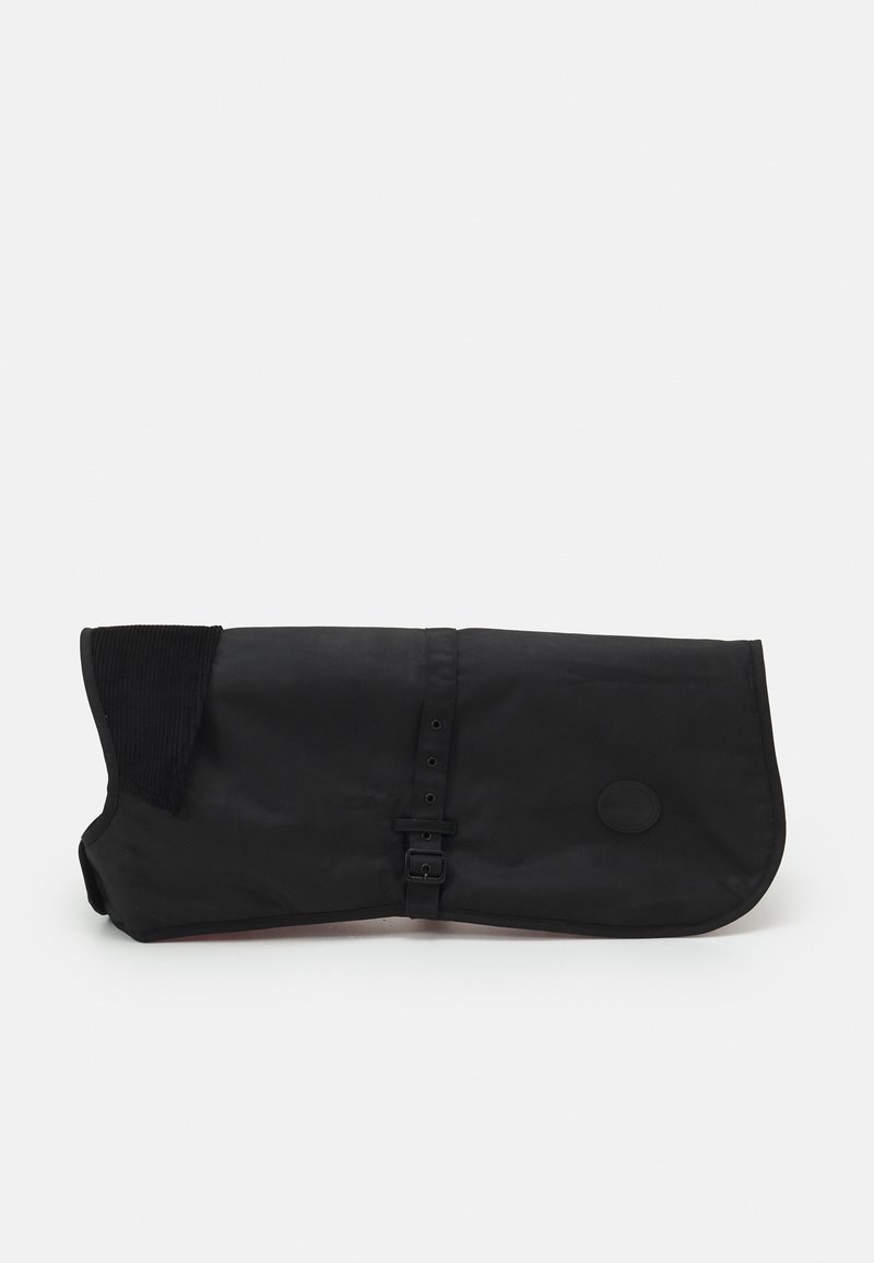 Sac noir avec une finition lisse et mate, présentant un design à rabat, une fermeture à bouton et des accents en velours côtelé sur un bord.