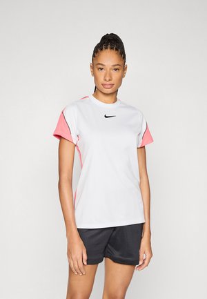 Dame atletik t-shirt lavet af letvægtsstof med korte ærmer, rund halsudskæring og pink accenter på skuldrene. Nike-logo.