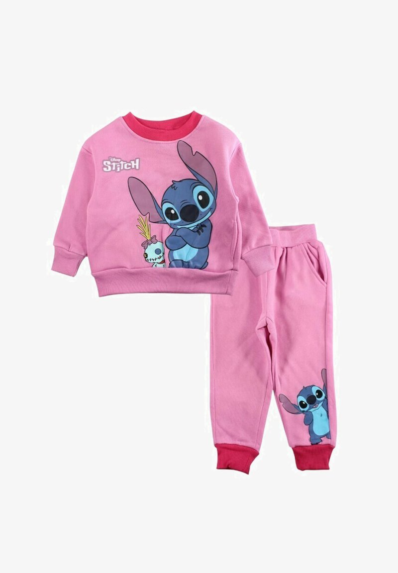 Ensemble de pyjama deux pièces rose en tissu doux, comprenant un sweat-shirt col rond et un pantalon assorti, tous deux ornés d'imprimés du personnage Stitch.