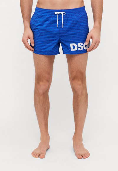 Shorts de bain bleus en tissu léger avec un motif de logo répété et un logo blanc contrastant sur le côté. Taille à cordon de serrage ajustable.