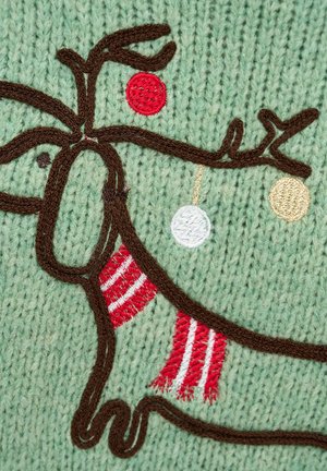Sweter dzianinowy w kolorze mięty z brązowym haftowanym reniferem ozdobionym czerwonymi, białymi i złotymi bombkami oraz czerwonym szalikiem w paski.