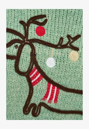 Sweter dzianinowy w kolorze mięty z brązowym haftowanym reniferem ozdobionym czerwonymi, białymi i złotymi bombkami oraz czerwonym szalikiem w paski.