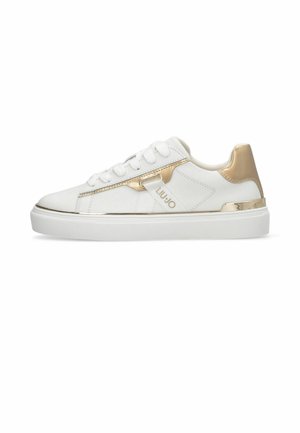 Sneaker bianca a taglio basso con dettagli metallici dorati, chiusura con lacci e suola bianca spessa, vista laterale su sfondo bianco.