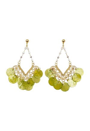 Pendientes de araña en tono dorado con pequeñas cuentas blancas y discos circulares verdes translúcidos colgantes sobre un fondo blanco.