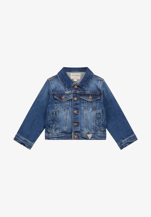 Chaqueta de mezclilla en azul oscuro, con cuello tipo solapa, cierre delantero de botones, dos bolsillos en el pecho y detalle del logo en el dobladillo.