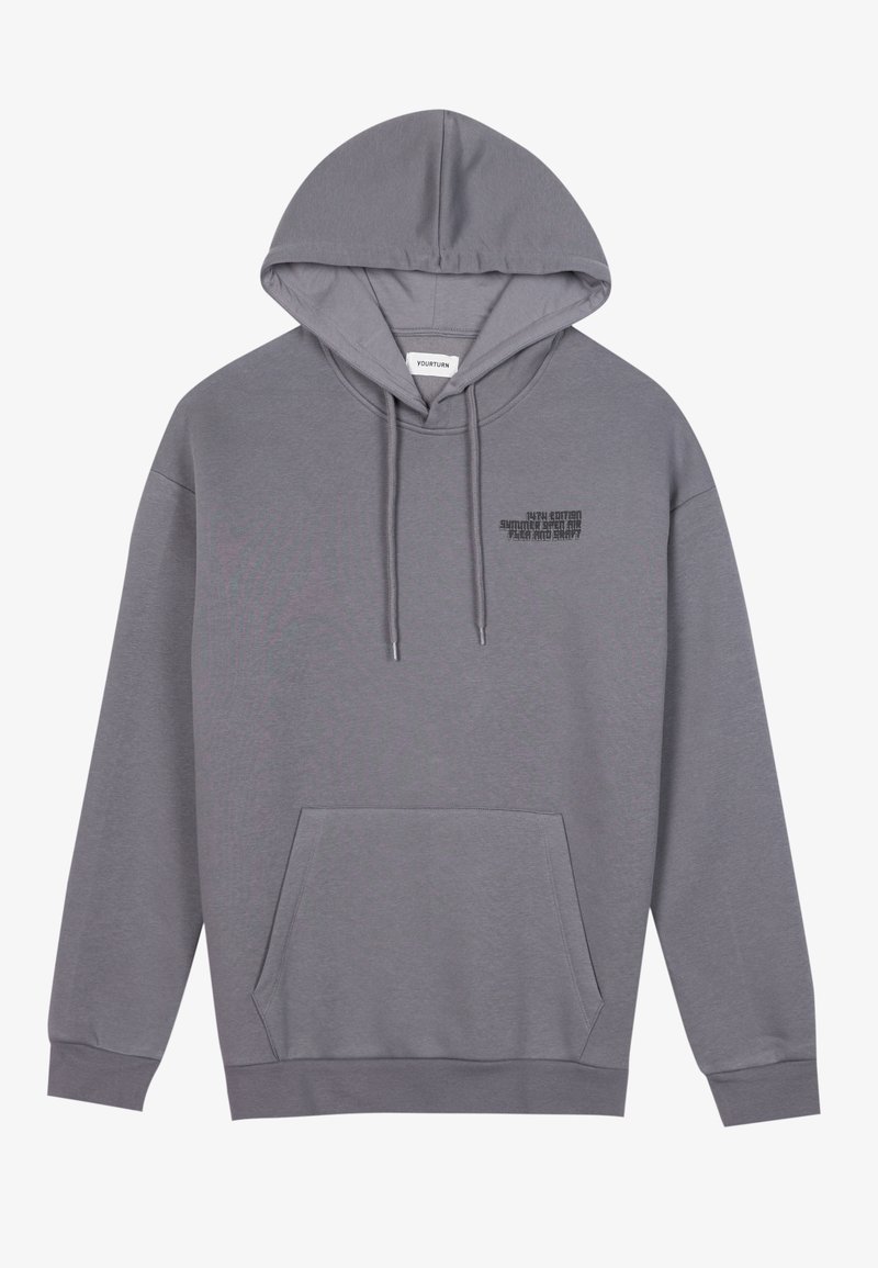 Sweat à capuche gris avec poche avant, cordons et petit texte noir sur le côté gauche de la poitrine indiquant la marque "YOURTURN" sur l'étiquette à l'intérieur du col.