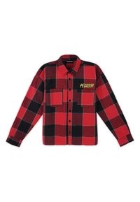 Czerwona i czarna koszula w kratę z długimi rękawami, dwoma kieszeniami na piersi, zapinana na guziki, z wyhaftowanym na żółto napisem "PECADOR" na lewej kieszeni.